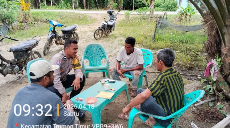 Sampaikan Himbauan Kamtibmas, Bhabinkamtibmas Polsek Trumon Timur sambangi masyarakat yang sedang berkumpul