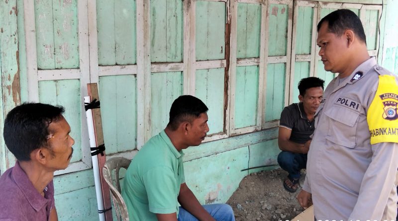 Sambangi Masyarakat, Bhabinkamtibmas Polsek Kluet Tengah Dengarkan Aspirasi serta Sampaikan Himbauan Kamtibmas