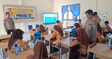 Dukung Pendidikan Digital, Personel Polsek Labuhanhaji Timur Sosialisasikan E-Learning di SMPN 2 Labuhanhaji Timur