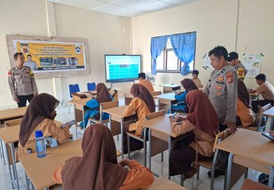 Dukung Pendidikan Digital, Personel Polsek Labuhanhaji Timur Sosialisasikan E-Learning di SMPN 2 Labuhanhaji Timur