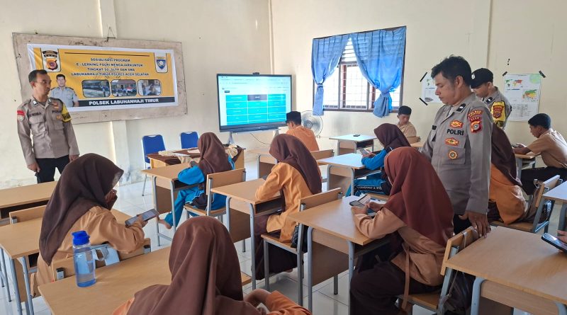 Dukung Pendidikan Digital, Personel Polsek Labuhanhaji Timur Sosialisasikan E-Learning di SMPN 2 Labuhanhaji Timur
