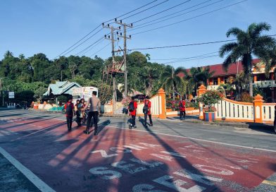 Gatur Pagi, Polsek Tapaktuan Bantu Kelancaran Lalu Lintas dan Penyeberangan Anak Sekolah