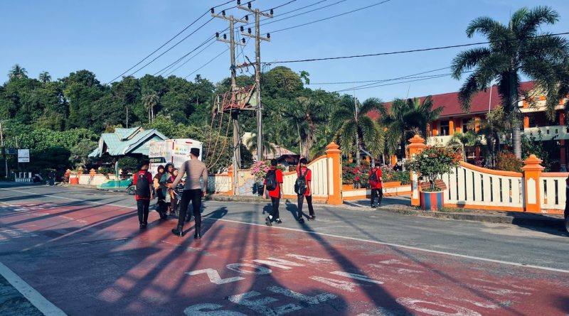 Gatur Pagi, Polsek Tapaktuan Bantu Kelancaran Lalu Lintas dan Penyeberangan Anak Sekolah