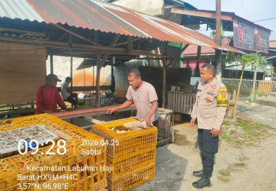 Sentuhan Humanis Polri, Bhabinkamtibmas Polsek Labuhanhaji Barat Sambangi Pedagang Ayam dan Sampaikan Pesan Kamtibmas