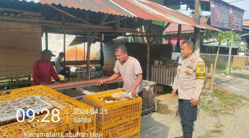 Sentuhan Humanis Polri, Bhabinkamtibmas Polsek Labuhanhaji Barat Sambangi Pedagang Ayam dan Sampaikan Pesan Kamtibmas
