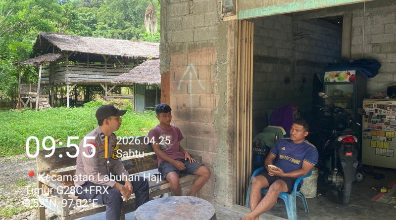 Bhabinkamtibmas Polsek Labuhanhaji Timur Sambangi Warga, Sampaikan Imbauan Kamtibmas dan Serap Aspirasi Masyarakat
