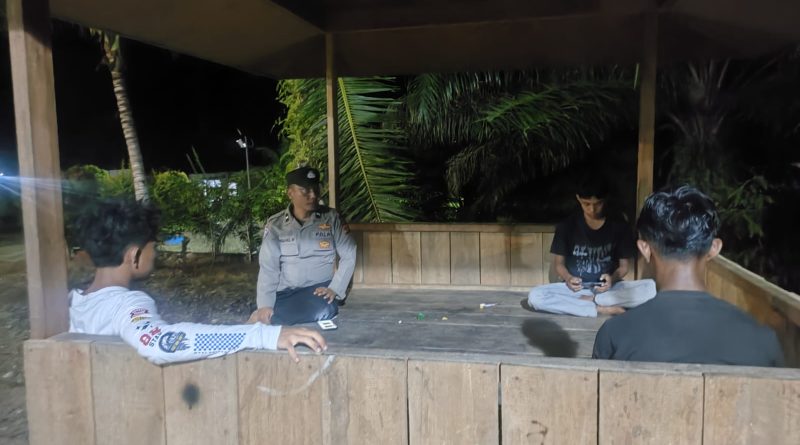 Patroli Malam, Personel Polsek Kluet Tengah Cegah Kejahatan dan Berikan Imbauan Kamtibmas