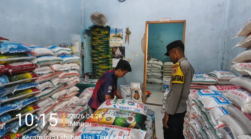 Bhabinkamtibmas Polsek Labuhanhaji Timur Sambangi Penjual Beras, Sampaikan Himbauan Kamtibmas
