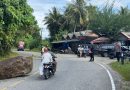 Batu Jatuh di Jalan Nasional Tapaktuan–Abdya, Personel Polres Aceh Selatan Lakukan Pengamanan dan Pengaturan Lalin