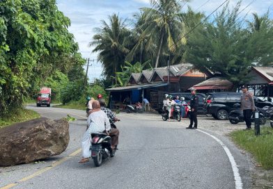 Batu Jatuh di Jalan Nasional Tapaktuan–Abdya, Personel Polres Aceh Selatan Lakukan Pengamanan dan Pengaturan Lalin