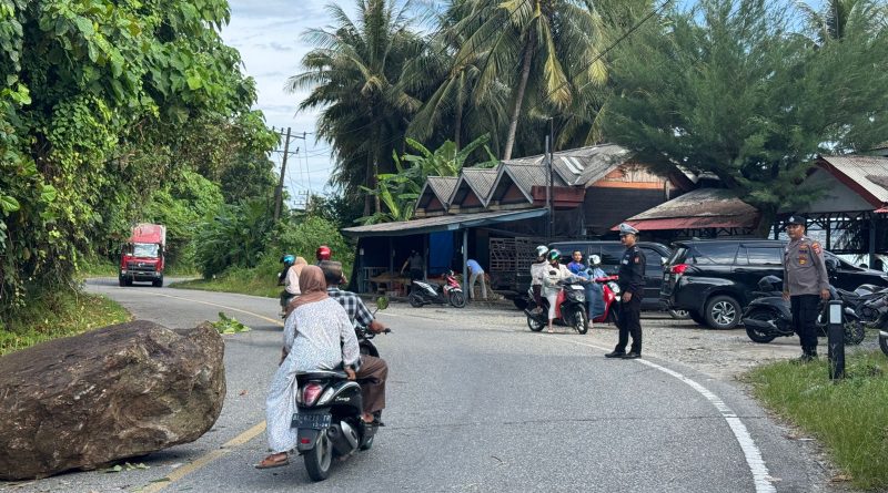 Batu Jatuh di Jalan Nasional Tapaktuan–Abdya, Personel Polres Aceh Selatan Lakukan Pengamanan dan Pengaturan Lalin