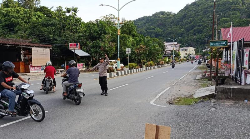 Personel Polsek Tapaktuan Intensifkan Strong Point Pagi, Wujudkan Kelancaran Lalu Lintas di Jam Sibuk