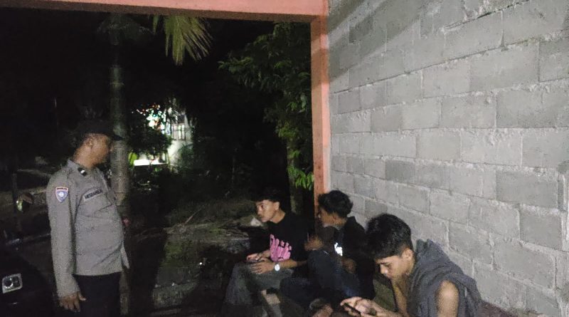 Patroli Malam Humanis, Polsek Kluet Tengah Sampaikan Himbauan Kamtibmas kepada Pemuda