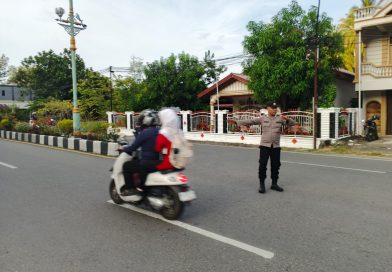 Gatur Pagi Polsek Tapaktuan Hadir di Jam Sibuk, Jaga Kelancaran Arus Lalu Lintas
