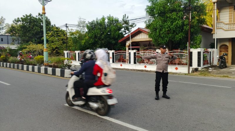 Gatur Pagi Polsek Tapaktuan Hadir di Jam Sibuk, Jaga Kelancaran Arus Lalu Lintas