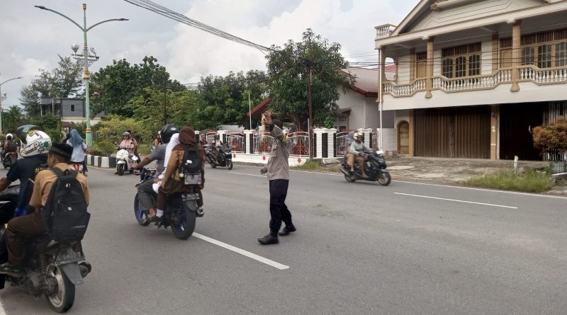 Strong Point Pagi, Personel Polsek Tapaktuan Hadir Jaga Kelancaran Arus Lalu Lintas di Jam Sibuk