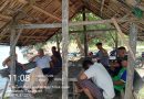 Bhabinkamtibmas Polsek Labuhanhaji Timur Sambangi Warga Yang Sedang Berkumpul, Sampaikan Pesan Kamtibmas