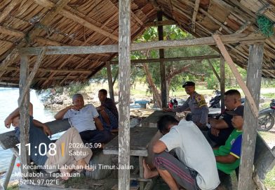 Bhabinkamtibmas Polsek Labuhanhaji Timur Sambangi Warga Yang Sedang Berkumpul, Sampaikan Pesan Kamtibmas