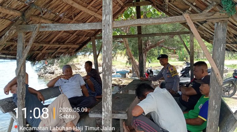 Bhabinkamtibmas Polsek Labuhanhaji Timur Sambangi Warga Yang Sedang Berkumpul, Sampaikan Pesan Kamtibmas