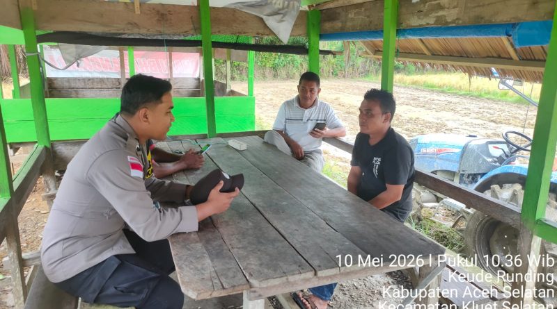 Duduk Santai Bersama Masyarakat, Bhabinkamtibmas Polsek Kluet Selatan Dengarkan Aspirasi Warga