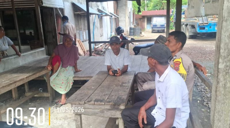 Bhabinkamtibmas Polsek Pasie Raja Sambangi Masyarakat, Duduk Santai Sambil Serap Aspirasi Warga