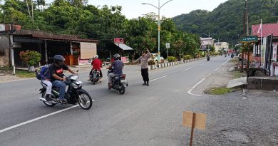 Strong Point Pagi, Personel Polsek Tapaktuan Jaga Kelancaran Lalu Lintas di Jam Sibuk Pagi Hari