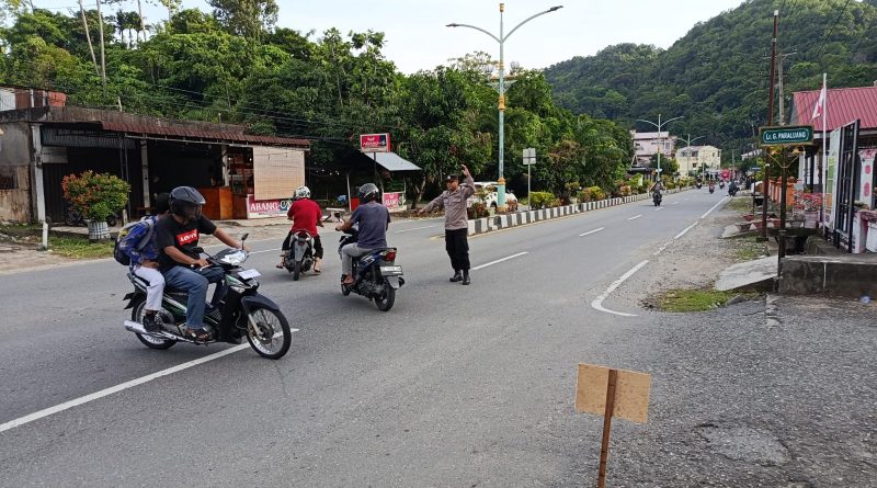 Strong Point Pagi, Personel Polsek Tapaktuan Jaga Kelancaran Lalu Lintas di Jam Sibuk Pagi Hari