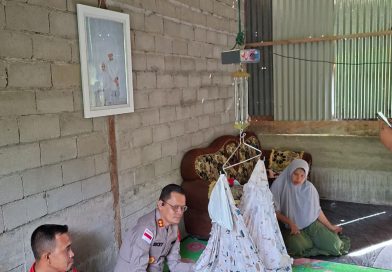 Wujud Kepedulian Polri, Kapolres Aceh Selatan Beri Bantuan dan Dukungan untuk Bayi Penderita Bocor Jantung Wujud Kepedulian Polri, Kapolres Aceh Selatan Beri Bantuan dan Dukungan untuk Bayi Penderita Bocor Jantung