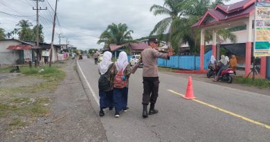 Strong Point Pagi, Personel Polsek Labuhanhaji Barat Jaga Kelancaran Lalu Lintas dan Bantu Pelajar Menyeberang Jalan