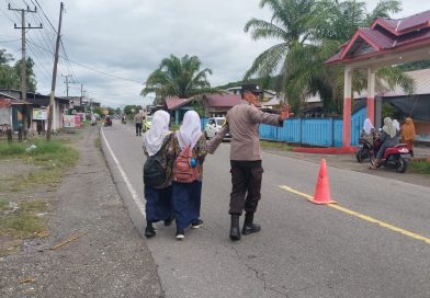 Strong Point Pagi, Personel Polsek Labuhanhaji Barat Jaga Kelancaran Lalu Lintas dan Bantu Pelajar Menyeberang Jalan