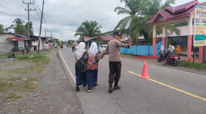 Strong Point Pagi, Personel Polsek Labuhanhaji Barat Jaga Kelancaran Lalu Lintas dan Bantu Pelajar Menyeberang Jalan