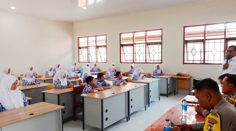 Polsek Meukek Sosialisasikan Program E-Learning Polri Mengajar di SMP Negeri 1 Meukek