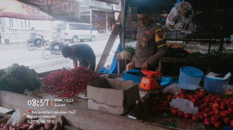 Bhabinkamtibmas Polsek Labuhanhaji Barat Sambangi Pedagang, Sampaikan Himbauan Kamtibmas Bhabinkamtibmas Polsek Labuhanhaji Barat Sambangi Pedagang, Sampaikan Himbauan Kamtibmas