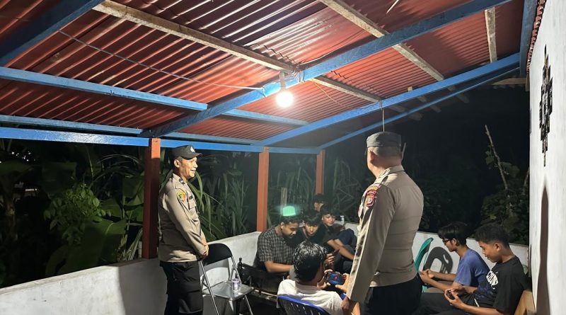 Patroli Malam Humanis, Polsek Kluet Utara Sambangi Warga dan Pemuda Jaga Situasi Kamtibmas Patroli Malam Humanis, Polsek Kluet Utara Sambangi Warga dan Pemuda Jaga Situasi Kamtibmas