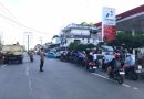 Personel Polsek Tapaktuan Atur Arus Lalu Lintas di Depan SPBU, Antisipasi Kemacetan Akibat Antrean BBM