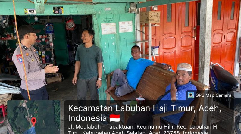 Sambangi Warga yang Sedang Berkumpul, Personel Polsek Labuhanhaji Timur Perkuat Sinergi dan Jaga Kamtibmas