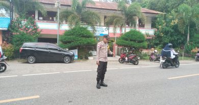 Personel Polsek Tapaktuan Jaga Kelancaran Arus Lalu Lintas di Jam Pulang Kerja Personel Polsek Tapaktuan Jaga Kelancaran Arus Lalu Lintas di Jam Pulang Kerja