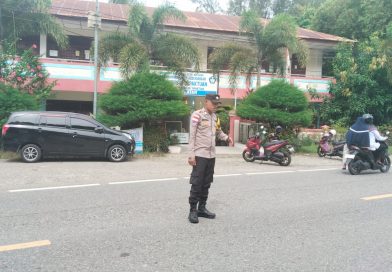 Personel Polsek Tapaktuan Jaga Kelancaran Arus Lalu Lintas di Jam Pulang Kerja Personel Polsek Tapaktuan Jaga Kelancaran Arus Lalu Lintas di Jam Pulang Kerja