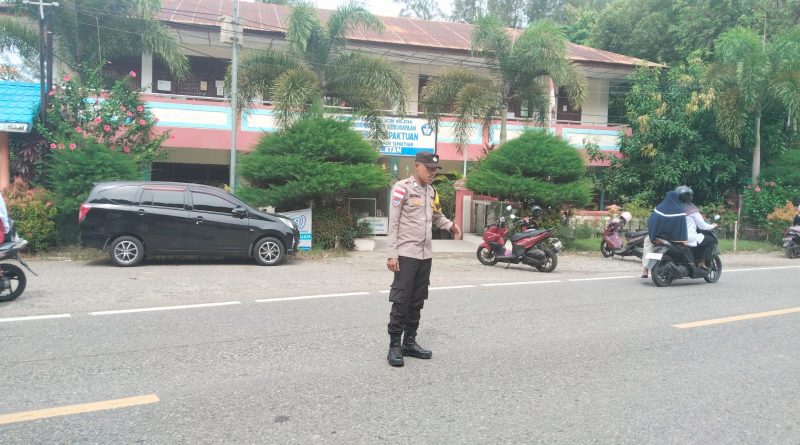 Personel Polsek Tapaktuan Jaga Kelancaran Arus Lalu Lintas di Jam Pulang Kerja Personel Polsek Tapaktuan Jaga Kelancaran Arus Lalu Lintas di Jam Pulang Kerja