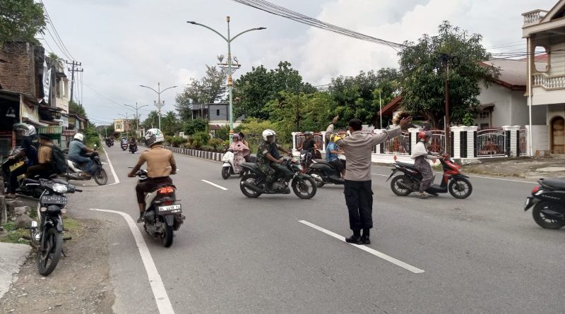 Strong Point Pagi, Personel Polsek Tapaktuan Siaga Atur Arus Lalu Lintas di Jam Sibuk