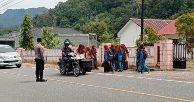 Polsek Labuhanhaji Timur Hadir di Tengah Masyarakat, Amankan Arus Lalu Lintas Saat Jam Pulang Sekolah Polsek Labuhanhaji Timur Hadir di Tengah Masyarakat, Amankan Arus Lalu Lintas Saat Jam Pulang Sekolah