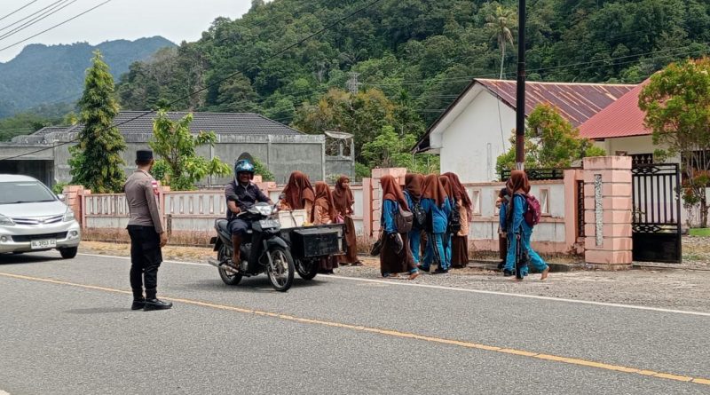 Polsek Labuhanhaji Timur Hadir di Tengah Masyarakat, Amankan Arus Lalu Lintas Saat Jam Pulang Sekolah Polsek Labuhanhaji Timur Hadir di Tengah Masyarakat, Amankan Arus Lalu Lintas Saat Jam Pulang Sekolah