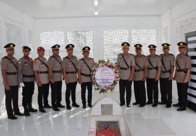 Ziarah Dan Tabur Bunga Hari Bhayangkara Ke-80, Polres Aceh Selatan Kenang Jasa Pahlawan Bangsa Ziarah Dan Tabur Bunga Hari Bhayangkara Ke-80, Polres Aceh Selatan Kenang Jasa Pahlawan Bangsa