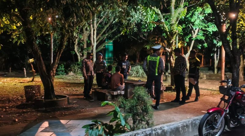 Patroli Dialogis Malam, Personel Piket Polres Aceh Selatan Perkuat Kehadiran Polri Cegah Gangguan Kamtibmas