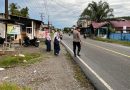 Personel Polsek Labuhanhaji Barat Sigap Atur Lalu Lintas, Bantu Pelajar Menyeberang Demi Keselamatan