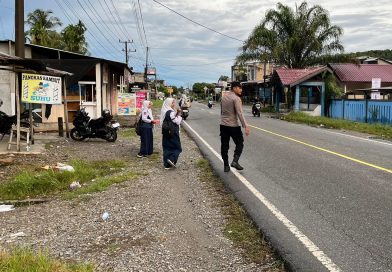 Personel Polsek Labuhanhaji Barat Sigap Atur Lalu Lintas, Bantu Pelajar Menyeberang Demi Keselamatan