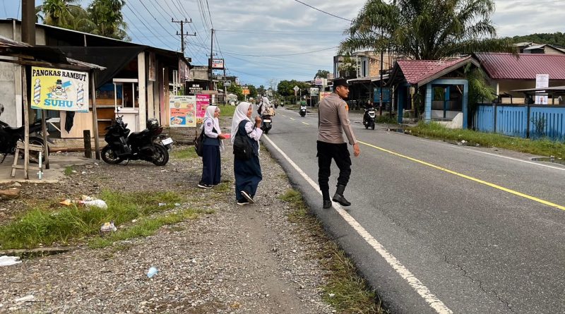 Personel Polsek Labuhanhaji Barat Sigap Atur Lalu Lintas, Bantu Pelajar Menyeberang Demi Keselamatan