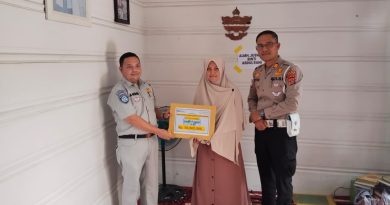 Satlantas Polres Aceh Selatan Serahkan Santunan kepada Ahli Waris Korban Laka Lantas, Wujud Nyata Kepedulian Polri kepada Masyarakat Satlantas Polres Aceh Selatan Serahkan Santunan kepada Ahli Waris Korban Laka Lantas, Wujud Nyata Kepedulian Polri kepada Masyarakat