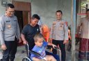 Kapolres Aceh Selatan Bantu Kursi Roda untuk Ikram, Anak Disabilitas di Sawang