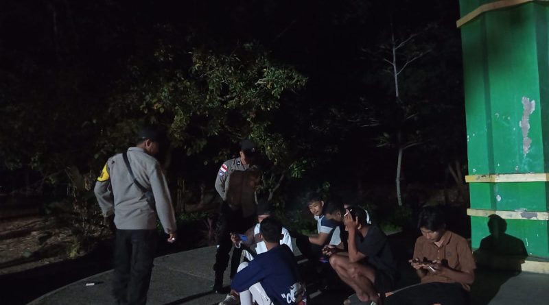 Dekat dengan Masyarakat, Polsek Tapaktuan Sampaikan Imbauan Kamtibmas Saat Patroli Malam Dekat dengan Masyarakat, Polsek Tapaktuan Sampaikan Imbauan Kamtibmas Saat Patroli Malam